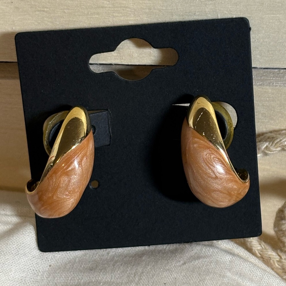 Vintage gold tone and pearlized enamel post earrings.